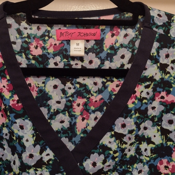 Betsy Johnson scrub top with charm sz M - Picture 4 of 10
